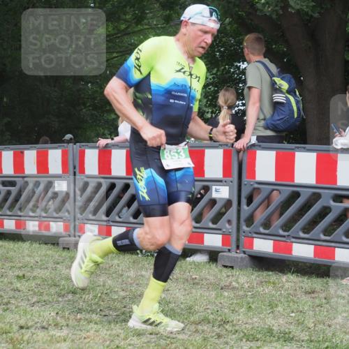 21.06.2025 - 27. Vierlanden-Triathlon KatJ http://msf.ph/oto/8022268 15.06.2025 13:21:38 Ziel 844, 853 meine-sportfotos.de