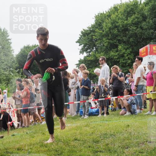15.06.2025 - 27. Vierlanden-Triathlon KatJ http://msf.ph/oto/8022269 15.06.2025 10:54:48 Schwimmen 695, 713, 715 meine-sportfotos.de
