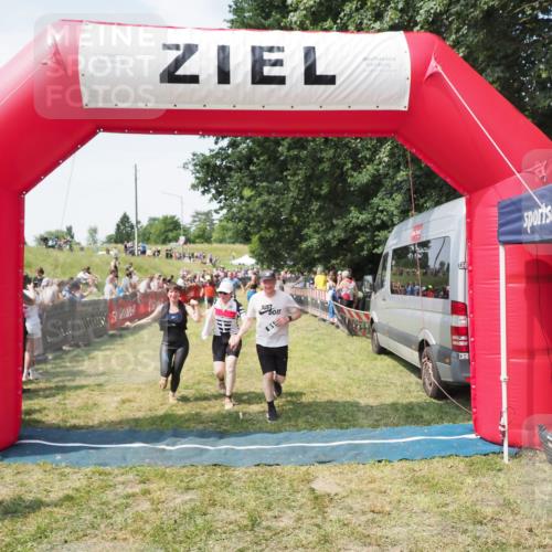 21.06.2025 - 27. Vierlanden-Triathlon MichiJ http://msf.ph/oto/8022271 15.06.2026 11:37:33 Ziel 586, 611, 615 meine-sportfotos.de