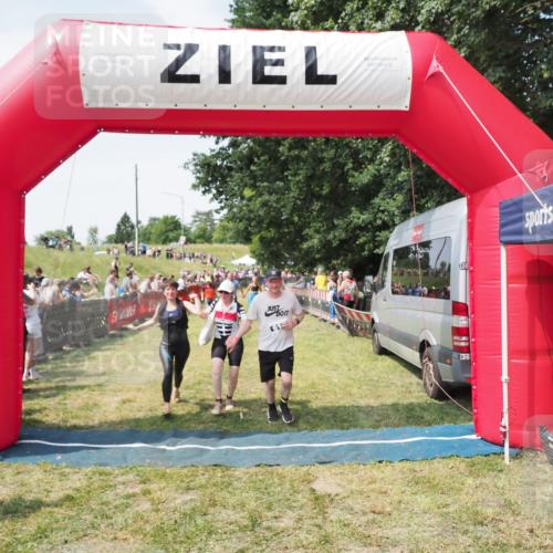 21.06.2025 - 27. Vierlanden-Triathlon MichiJ http://msf.ph/oto/8022280 15.06.2026 11:37:33 Ziel 586, 611, 615 meine-sportfotos.de