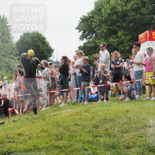 15.06.2025 - 27. Vierlanden-Triathlon KatJ http://msf.ph/oto/8022282 15.06.2025 10:54:58 Schwimmen 677, 735, 744, 761 meine-sportfotos.de