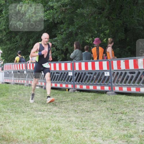 21.06.2025 - 27. Vierlanden-Triathlon KatJ http://msf.ph/oto/8022285 15.06.2025 13:21:44 Ziel 844, 859 meine-sportfotos.de