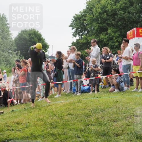 15.06.2025 - 27. Vierlanden-Triathlon KatJ http://msf.ph/oto/8022290 15.06.2025 10:54:58 Schwimmen 677, 735, 744, 761 meine-sportfotos.de