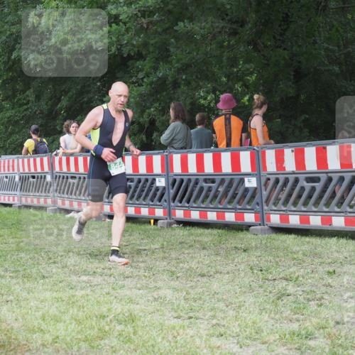 21.06.2025 - 27. Vierlanden-Triathlon KatJ http://msf.ph/oto/8022291 15.06.2025 13:21:44 Ziel 844, 859 meine-sportfotos.de