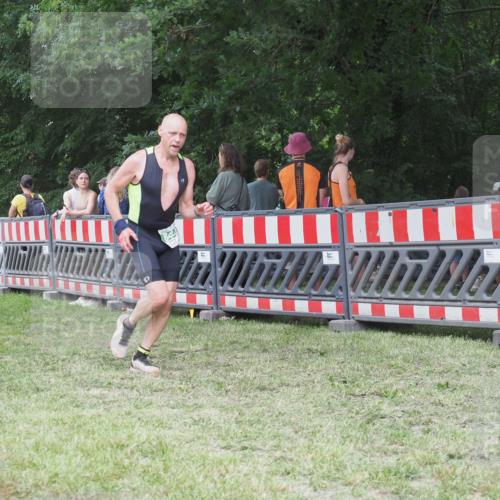 21.06.2025 - 27. Vierlanden-Triathlon KatJ http://msf.ph/oto/8022295 15.06.2025 13:21:44 Ziel 844, 859 meine-sportfotos.de