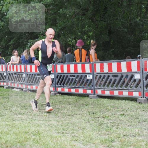 21.06.2025 - 27. Vierlanden-Triathlon KatJ http://msf.ph/oto/8022300 15.06.2025 13:21:44 Ziel 844, 859 meine-sportfotos.de