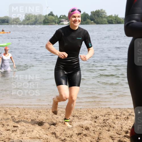 15.06.2025 - 27. Vierlanden-Triathlon Lena Gebhardt http://msf.ph/oto/8022303 15.06.2025 10:19:52 Schwimmen 500, 503, 539, 553, 569, 578 meine-sportfotos.de