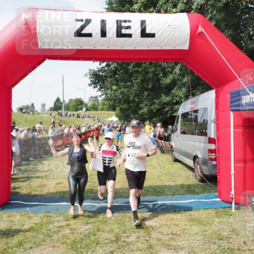 21.06.2025 - 27. Vierlanden-Triathlon MichiJ http://msf.ph/oto/8022304 15.06.2026 11:37:34 Ziel 586, 611, 615 meine-sportfotos.de