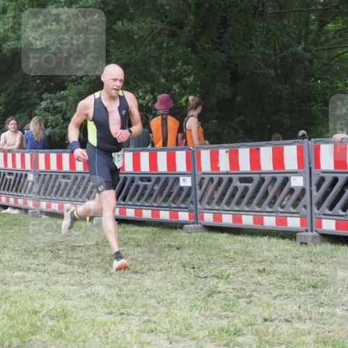 21.06.2025 - 27. Vierlanden-Triathlon KatJ http://msf.ph/oto/8022307 15.06.2025 13:21:44 Ziel 844, 859 meine-sportfotos.de