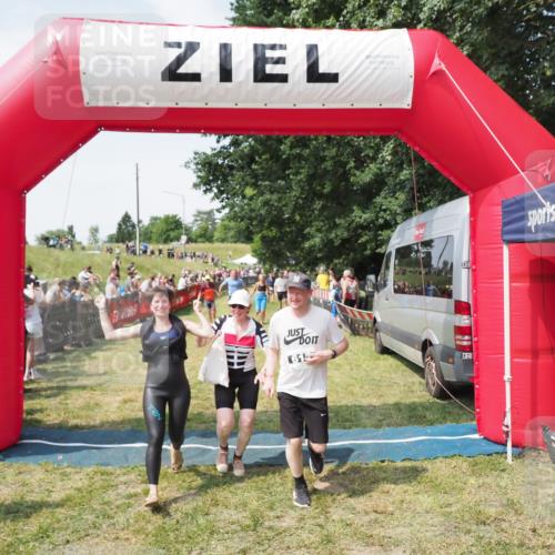 21.06.2025 - 27. Vierlanden-Triathlon MichiJ http://msf.ph/oto/8022310 15.06.2026 11:37:34 Ziel 586, 611, 615 meine-sportfotos.de