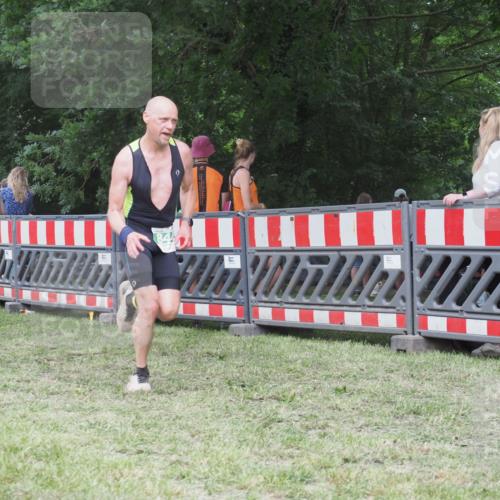 21.06.2025 - 27. Vierlanden-Triathlon KatJ http://msf.ph/oto/8022313 15.06.2025 13:21:44 Ziel 844, 859 meine-sportfotos.de