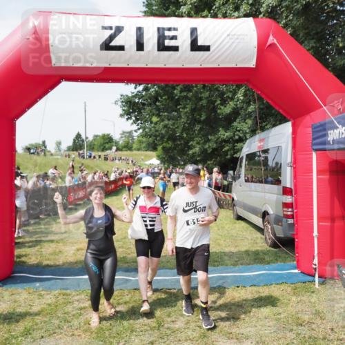 21.06.2025 - 27. Vierlanden-Triathlon MichiJ http://msf.ph/oto/8022317 15.06.2026 11:37:34 Ziel 586, 611, 615 meine-sportfotos.de