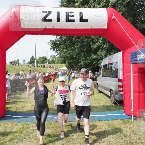 21.06.2025 - 27. Vierlanden-Triathlon MichiJ http://msf.ph/oto/8022320 15.06.2026 11:37:34 Ziel 586, 611, 615 meine-sportfotos.de
