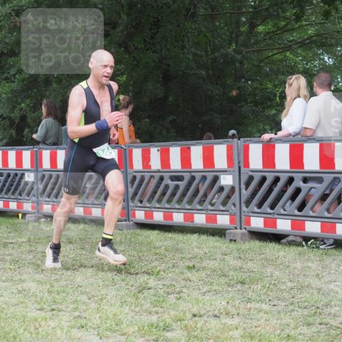 21.06.2025 - 27. Vierlanden-Triathlon KatJ http://msf.ph/oto/8022321 15.06.2025 13:21:44 Ziel 844, 859 meine-sportfotos.de