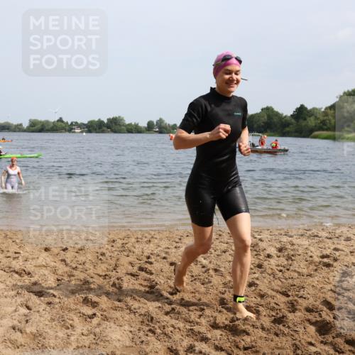15.06.2025 - 27. Vierlanden-Triathlon Lena Gebhardt http://msf.ph/oto/8022323 15.06.2025 10:19:54 Schwimmen 500, 503, 539, 553, 569, 578 meine-sportfotos.de