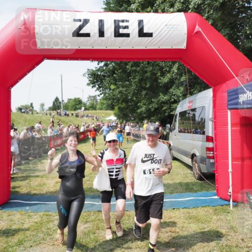 21.06.2025 - 27. Vierlanden-Triathlon MichiJ http://msf.ph/oto/8022325 15.06.2026 11:37:34 Ziel 586, 611, 615 meine-sportfotos.de