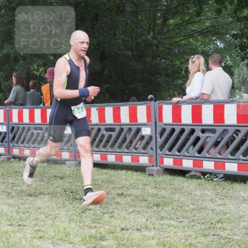 21.06.2025 - 27. Vierlanden-Triathlon KatJ http://msf.ph/oto/8022329 15.06.2025 13:21:44 Ziel 844, 859 meine-sportfotos.de