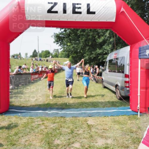 21.06.2025 - 27. Vierlanden-Triathlon MichiJ http://msf.ph/oto/8022330 15.06.2026 11:37:37 Ziel 586, 611, 615 meine-sportfotos.de