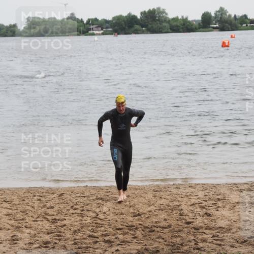 21.06.2025 - 27. Vierlanden-Triathlon MichiJ http://msf.ph/oto/8022333 15.06.2026 10:52:27 Schwimmen 682, 759 meine-sportfotos.de