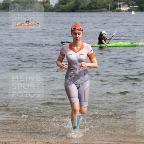 15.06.2025 - 27. Vierlanden-Triathlon Lena Gebhardt http://msf.ph/oto/8022340 15.06.2025 10:19:57 Schwimmen 500, 553, 569, 578 meine-sportfotos.de