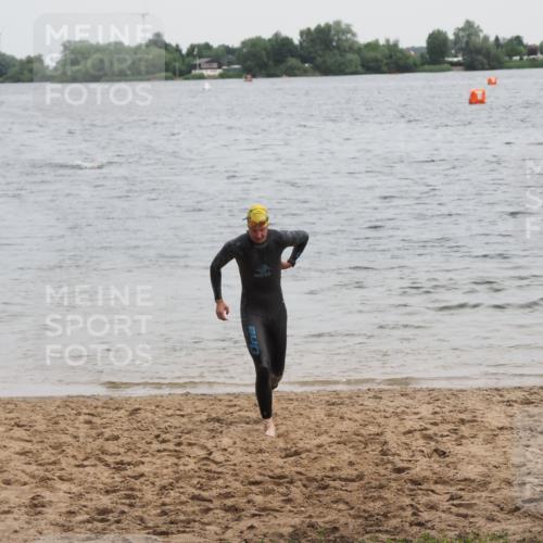 21.06.2025 - 27. Vierlanden-Triathlon MichiJ http://msf.ph/oto/8022344 15.06.2026 10:52:27 Schwimmen 682, 759 meine-sportfotos.de