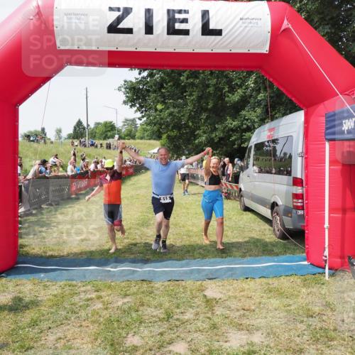 21.06.2025 - 27. Vierlanden-Triathlon MichiJ http://msf.ph/oto/8022348 15.06.2026 11:37:37 Ziel 586, 611, 615 meine-sportfotos.de