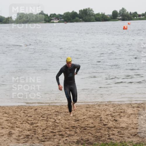 21.06.2025 - 27. Vierlanden-Triathlon MichiJ http://msf.ph/oto/8022351 15.06.2026 10:52:27 Schwimmen 682, 759 meine-sportfotos.de
