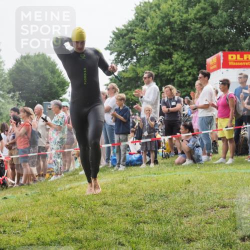 15.06.2025 - 27. Vierlanden-Triathlon KatJ http://msf.ph/oto/8022352 15.06.2025 10:55:00 Schwimmen 677, 735, 744, 761 meine-sportfotos.de