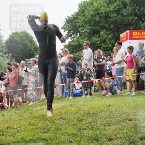 15.06.2025 - 27. Vierlanden-Triathlon KatJ http://msf.ph/oto/8022359 15.06.2025 10:55:00 Schwimmen 677, 735, 744, 761 meine-sportfotos.de