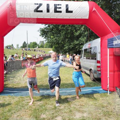 21.06.2025 - 27. Vierlanden-Triathlon MichiJ http://msf.ph/oto/8022362 15.06.2026 11:37:38 Ziel 611, 615 meine-sportfotos.de