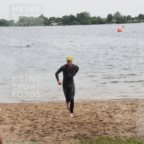 21.06.2025 - 27. Vierlanden-Triathlon MichiJ http://msf.ph/oto/8022365 15.06.2026 10:52:27 Schwimmen 682, 759 meine-sportfotos.de