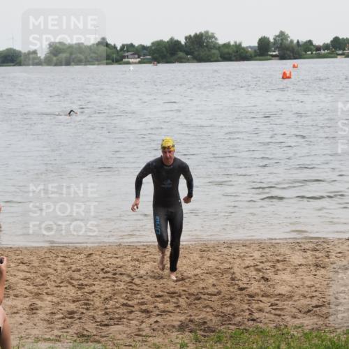 21.06.2025 - 27. Vierlanden-Triathlon MichiJ http://msf.ph/oto/8022370 15.06.2026 10:52:28 Schwimmen 682, 759 meine-sportfotos.de
