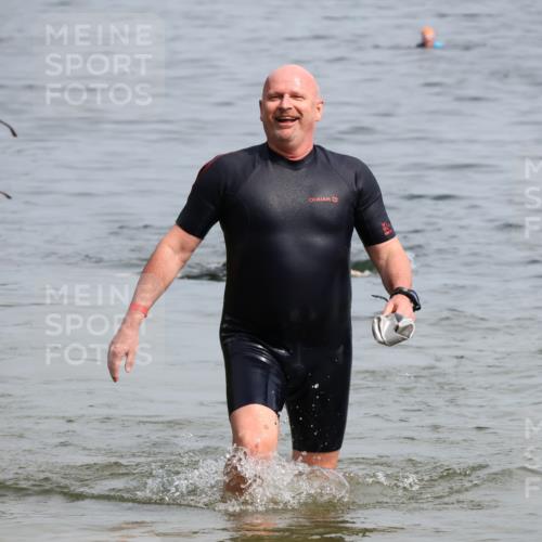 15.06.2025 - 27. Vierlanden-Triathlon Lena Gebhardt http://msf.ph/oto/8022372 15.06.2025 10:20:02 Schwimmen 500, 553, 569, 616 meine-sportfotos.de