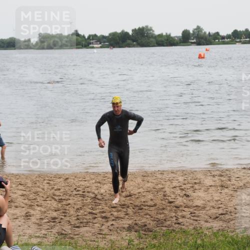 21.06.2025 - 27. Vierlanden-Triathlon MichiJ http://msf.ph/oto/8022379 15.06.2026 10:52:28 Schwimmen 682, 759 meine-sportfotos.de