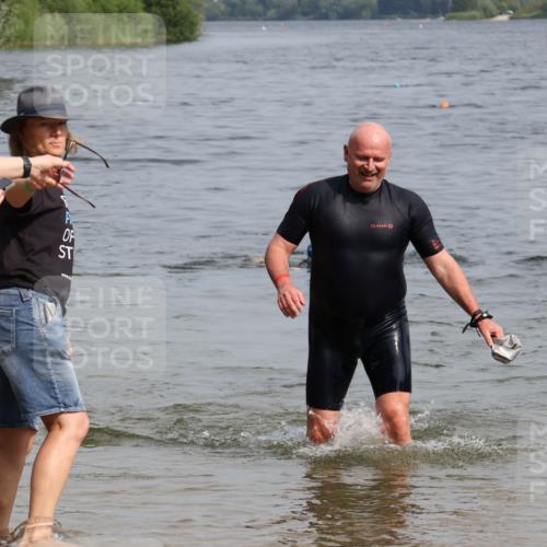 15.06.2025 - 27. Vierlanden-Triathlon Lena Gebhardt http://msf.ph/oto/8022382 15.06.2025 10:20:03 Schwimmen 553, 569, 616 meine-sportfotos.de