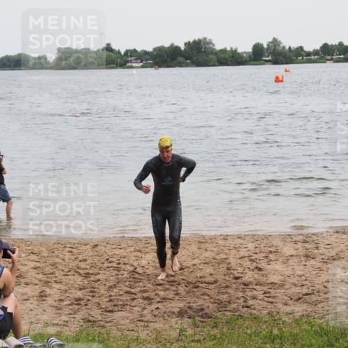 21.06.2025 - 27. Vierlanden-Triathlon MichiJ http://msf.ph/oto/8022384 15.06.2026 10:52:28 Schwimmen 682, 759 meine-sportfotos.de