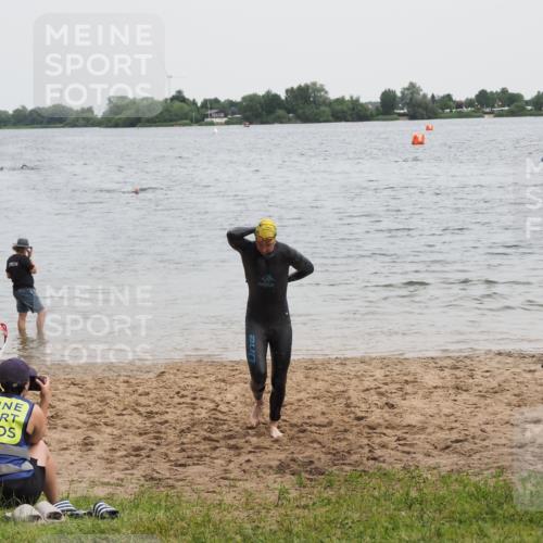 21.06.2025 - 27. Vierlanden-Triathlon MichiJ http://msf.ph/oto/8022396 15.06.2026 10:52:28 Schwimmen 682, 759 meine-sportfotos.de