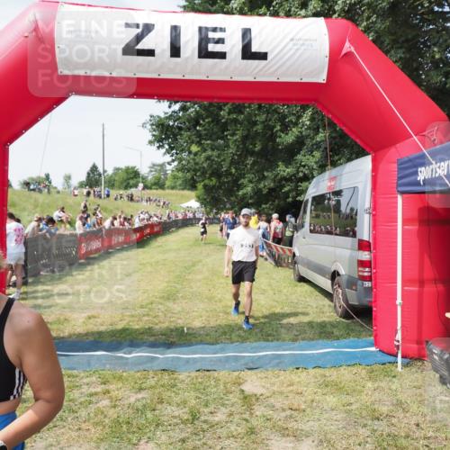 21.06.2025 - 27. Vierlanden-Triathlon MichiJ http://msf.ph/oto/8022412 15.06.2026 11:37:43 Ziel 253, 615 meine-sportfotos.de