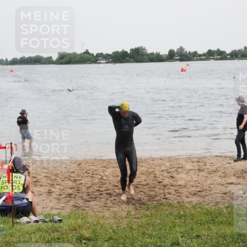 21.06.2025 - 27. Vierlanden-Triathlon MichiJ http://msf.ph/oto/8022415 15.06.2026 10:52:29 Schwimmen 682, 759 meine-sportfotos.de