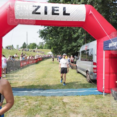 21.06.2025 - 27. Vierlanden-Triathlon MichiJ http://msf.ph/oto/8022421 15.06.2026 11:37:43 Ziel 253, 615 meine-sportfotos.de