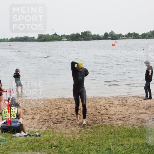21.06.2025 - 27. Vierlanden-Triathlon MichiJ http://msf.ph/oto/8022423 15.06.2026 10:52:29 Schwimmen 682, 759 meine-sportfotos.de