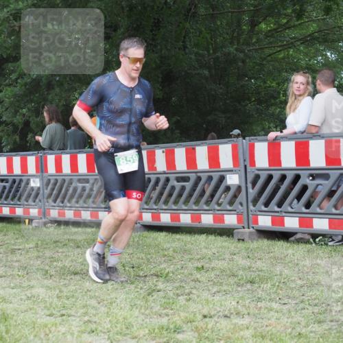 21.06.2025 - 27. Vierlanden-Triathlon KatJ http://msf.ph/oto/8022433 15.06.2025 13:21:50 Ziel 746, 859 meine-sportfotos.de