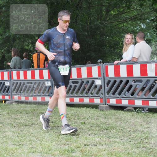 21.06.2025 - 27. Vierlanden-Triathlon KatJ http://msf.ph/oto/8022436 15.06.2025 13:21:50 Ziel 746, 859 meine-sportfotos.de