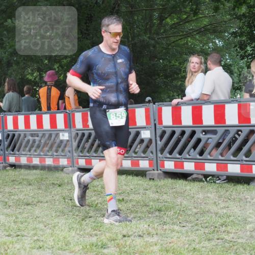 21.06.2025 - 27. Vierlanden-Triathlon KatJ http://msf.ph/oto/8022440 15.06.2025 13:21:50 Ziel 746, 859 meine-sportfotos.de
