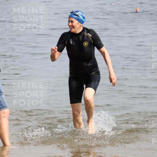 15.06.2025 - 27. Vierlanden-Triathlon Lena Gebhardt http://msf.ph/oto/8022445 15.06.2025 10:20:22 Schwimmen 616, 619 meine-sportfotos.de