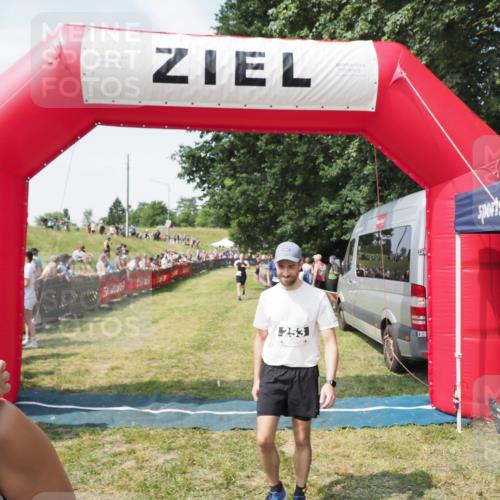 21.06.2025 - 27. Vierlanden-Triathlon MichiJ http://msf.ph/oto/8022452 15.06.2026 11:37:45 Ziel 253, 483 meine-sportfotos.de