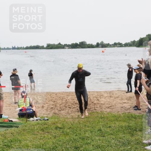 21.06.2025 - 27. Vierlanden-Triathlon MichiJ http://msf.ph/oto/8022456 15.06.2026 10:52:29 Schwimmen 682, 759 meine-sportfotos.de