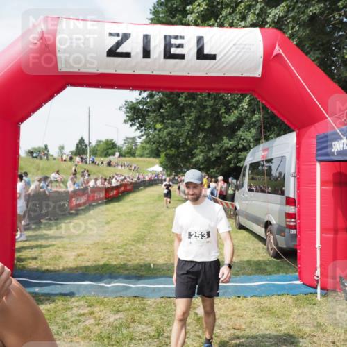 21.06.2025 - 27. Vierlanden-Triathlon MichiJ http://msf.ph/oto/8022457 15.06.2026 11:37:45 Ziel 253, 483 meine-sportfotos.de