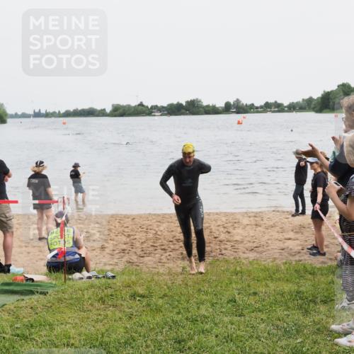 21.06.2025 - 27. Vierlanden-Triathlon MichiJ http://msf.ph/oto/8022462 15.06.2026 10:52:30 Schwimmen 682, 759 meine-sportfotos.de