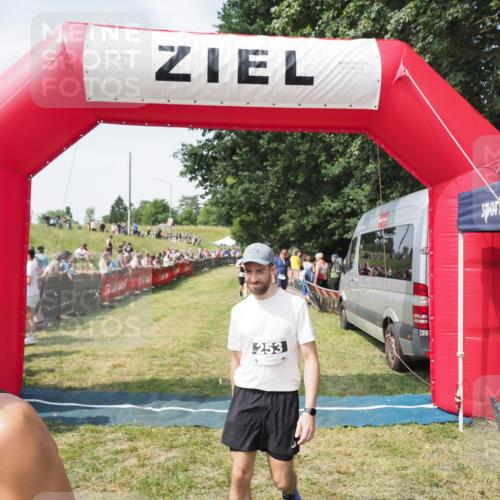 21.06.2025 - 27. Vierlanden-Triathlon MichiJ http://msf.ph/oto/8022472 15.06.2026 11:37:46 Ziel 253, 483 meine-sportfotos.de